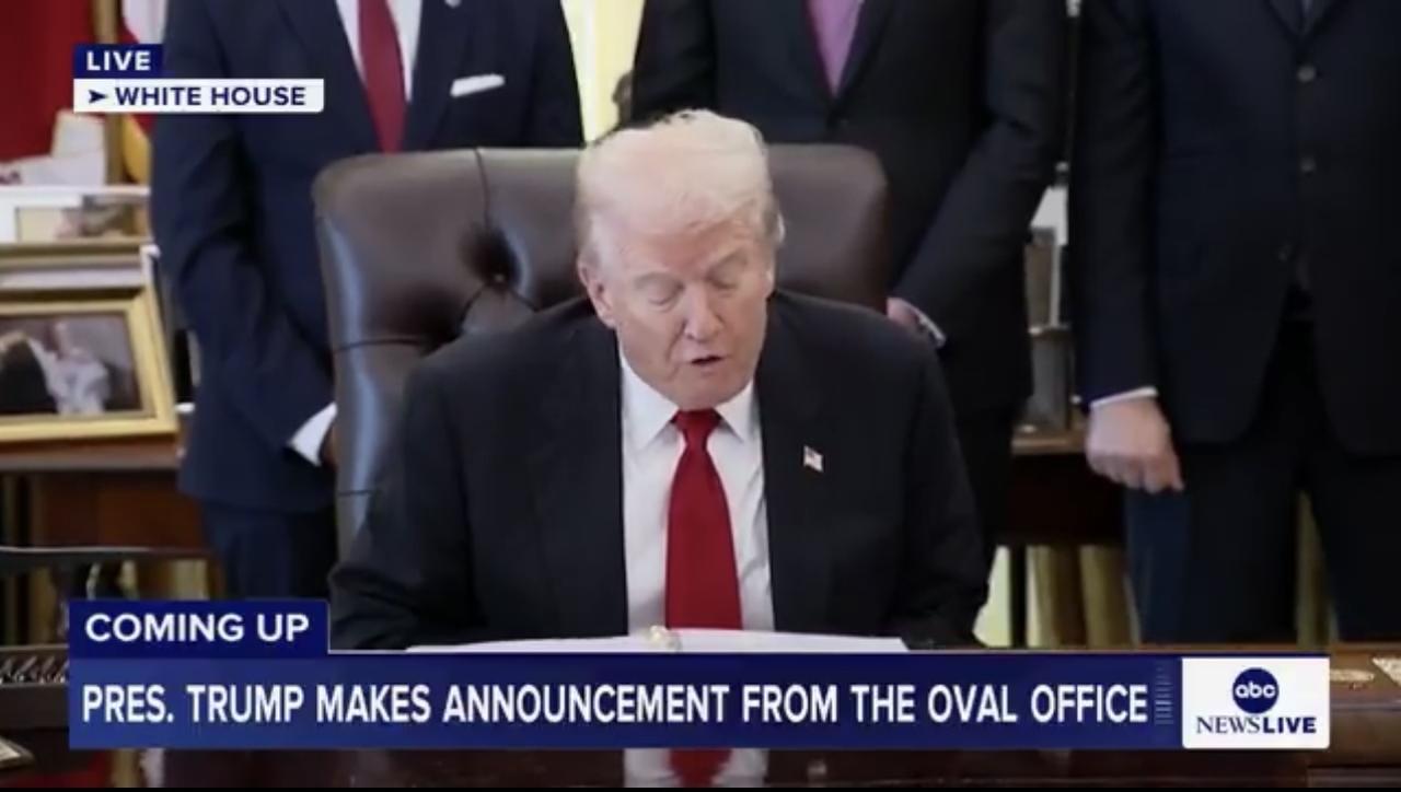 当地时间周四，特朗普在椭圆办公室宣布与制药公司礼来和诺和诺德达成协议，以降低许多