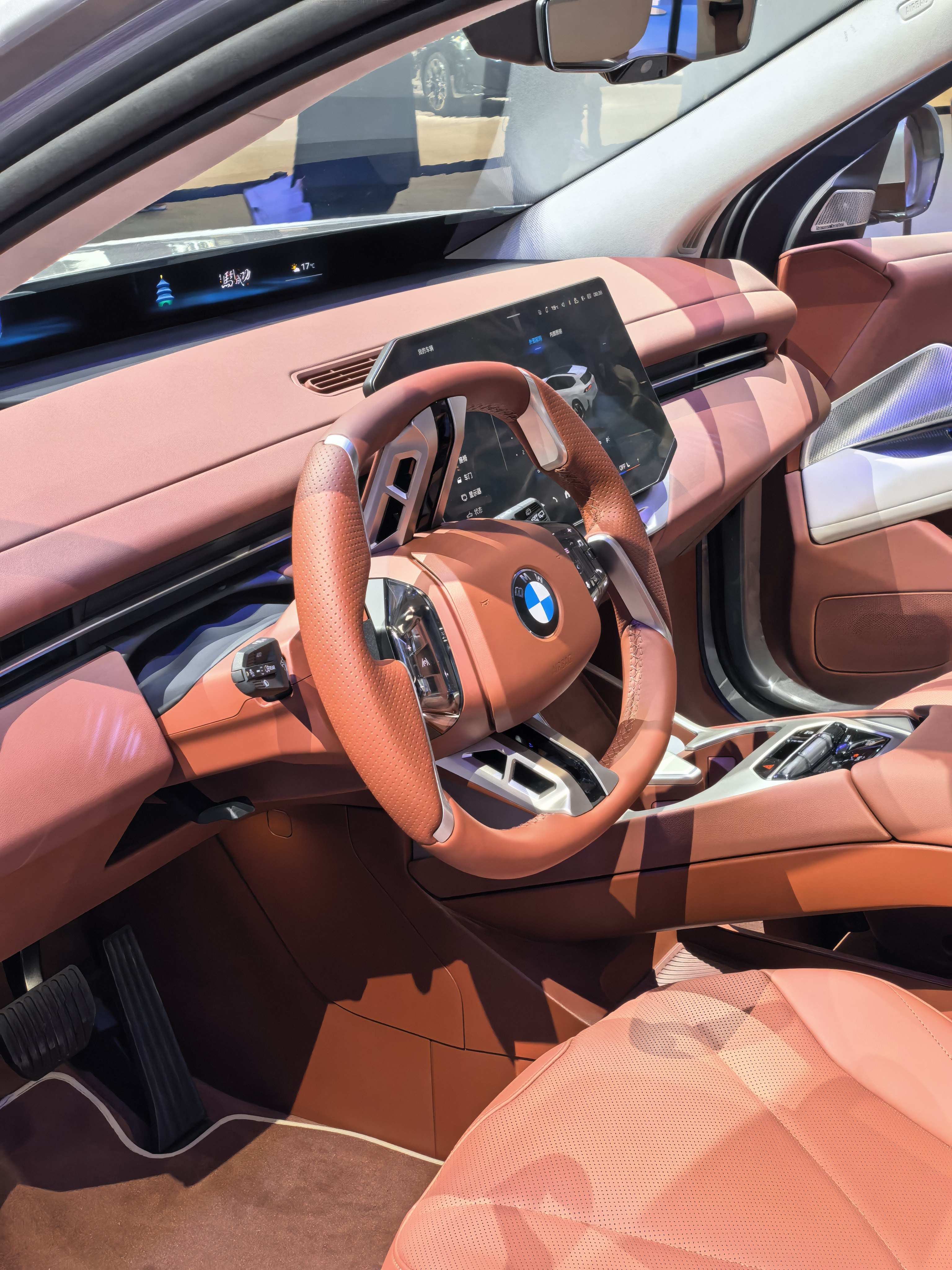 今天去了宝马的「数字化体验课」，宝马这套下一代座舱看起来很科幻的样子，你们觉得如