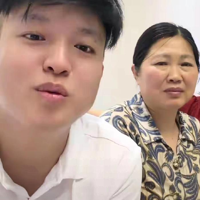 小松其实挺好的，错了，知道改正也知道赔礼道歉。他在直播间说妈妈的声音大了，网友们