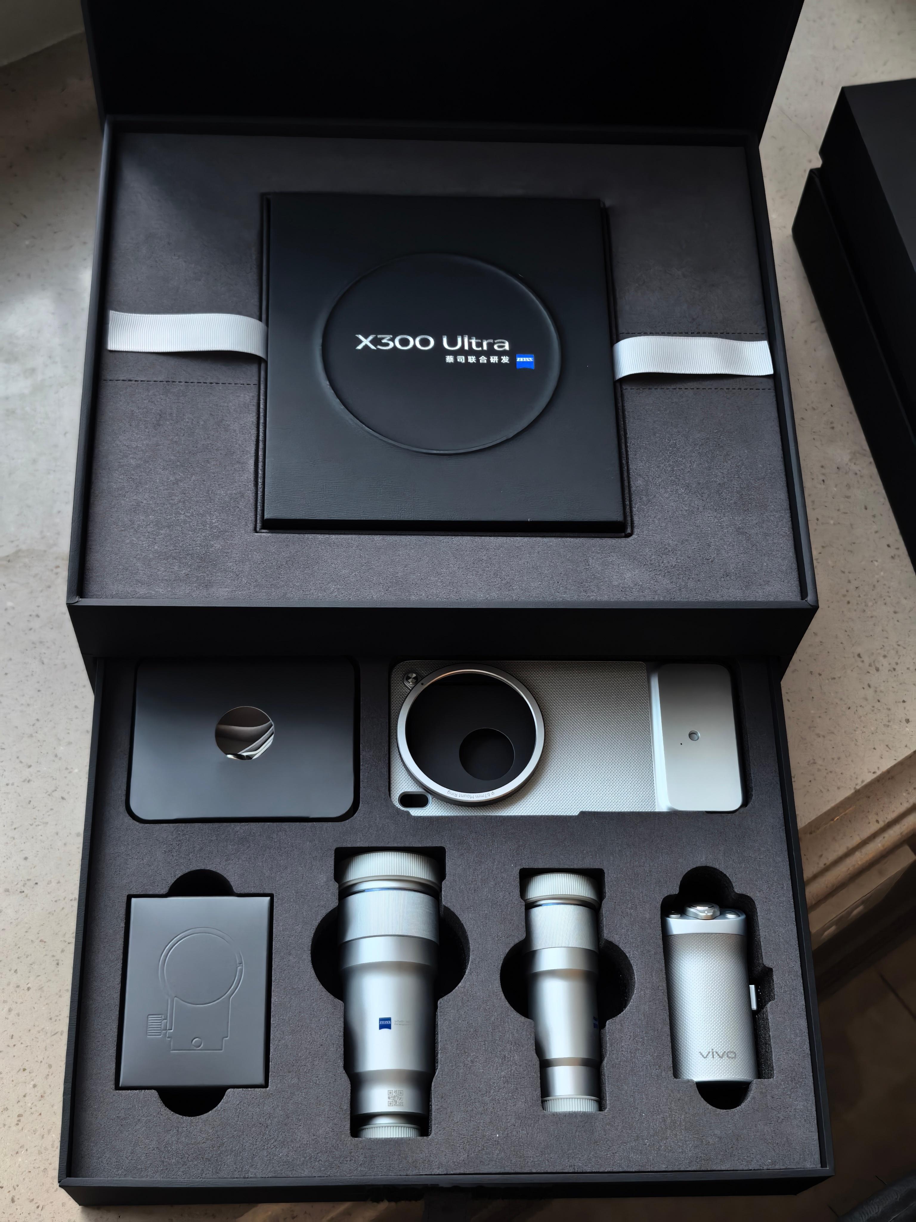 今天下午刚收到vivo X300 Ultra 摄影师套装晚上就把原来的手机弄丢了