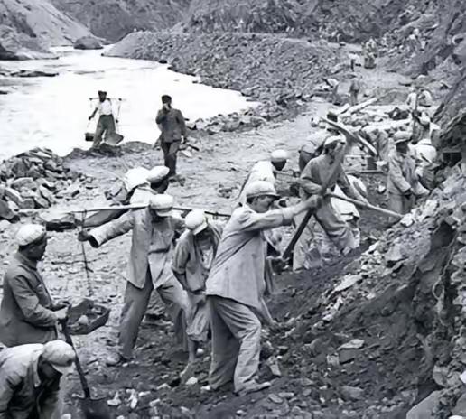 一碗青稞糌粑掀出的军魂：18军进藏的铁血与温情
 
1952年藏区，18军军部的