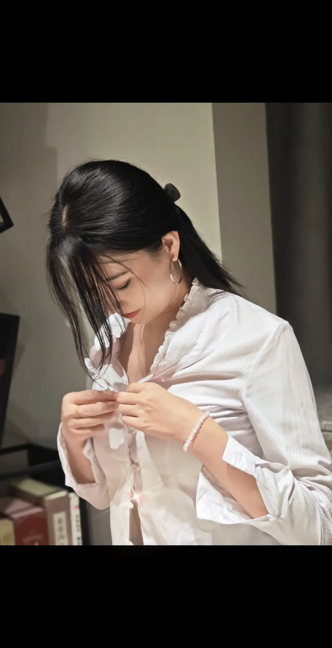 当我低下头，你正看向我。