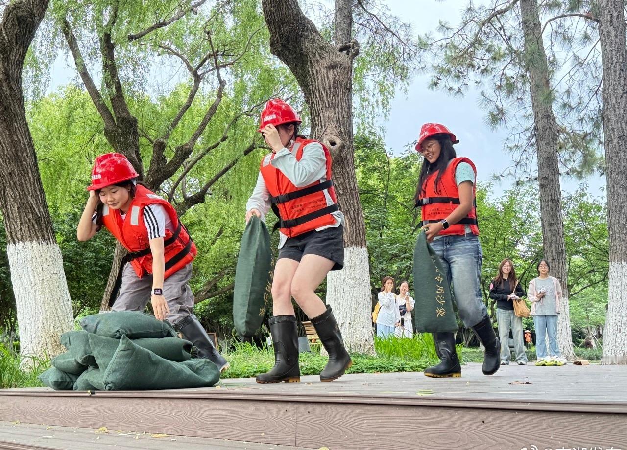 近日，南湖区竹桥社区在范蠡湖公园举办"'社'彩青春，定向飞扬"主题活动，60余名
