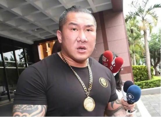 馆长：确定去不了93阅兵
 
8月19日，馆长在节目中提到了“中天小姐姐”何橞瑢