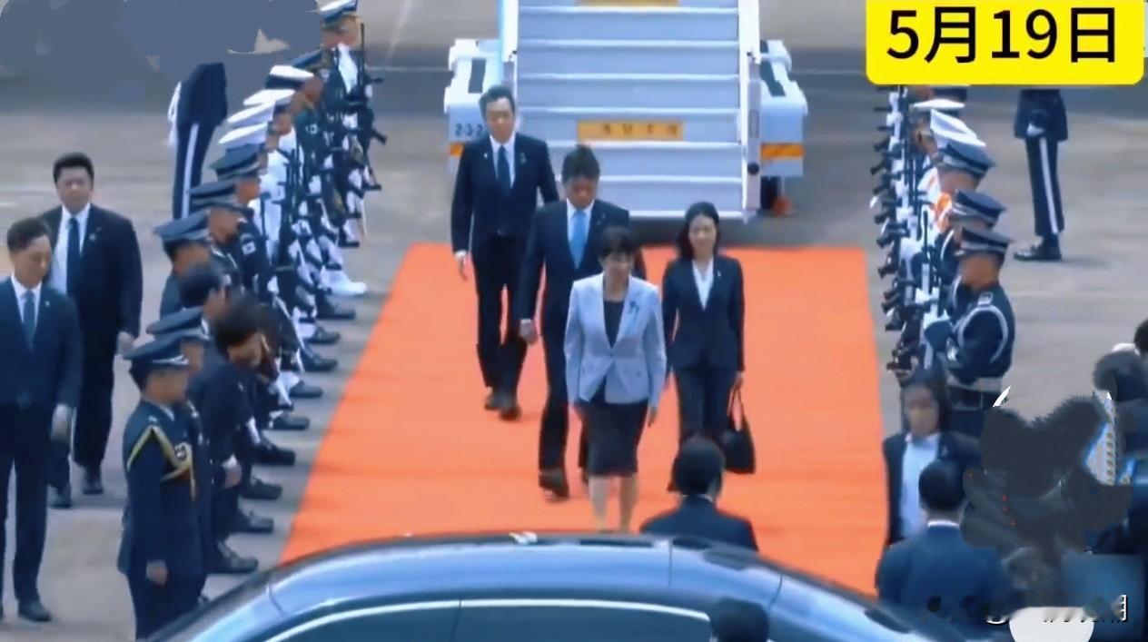 高市早苗今天跑到韩国去了，韩国人给她安排了礼兵、礼乐，看起来很隆重很重视！

有
