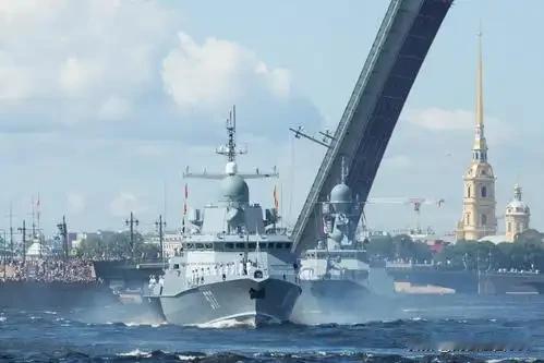 《阅兵取消、礼炮哑火、全城断网！圣彼得堡海军节彻底露馅，俄罗斯的海上强国人设崩了