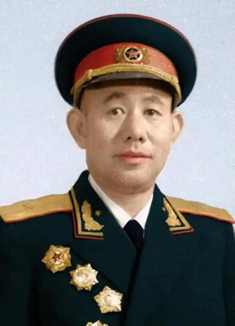 [微风]1951年，一群志愿军战士在撤退时，猛然发现眼前狭隘的小山谷里，竟然出现