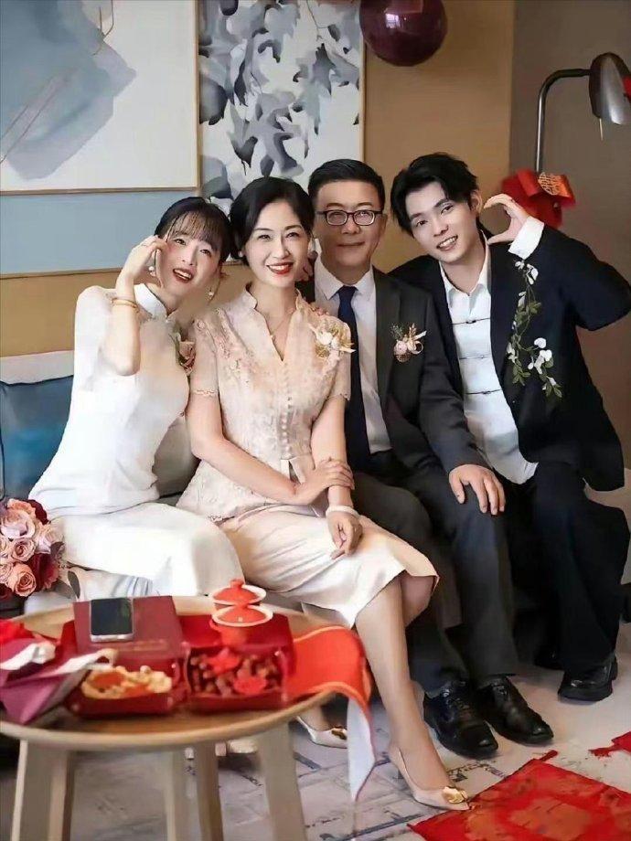 原本以为新郎和新娘是郎才女貌了，直到看到丈母娘的容貌，才知道什么是天人之姿 