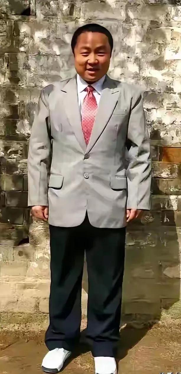 有认识他的吗？印象中好象在哪部剧里看到过他，剧中是一位搞笑的角色，看到他这一身穿