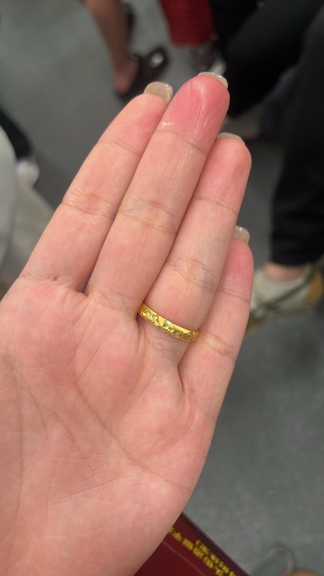 看着昨天低点入手黄金的人稳稳吃肉，属实让人羡慕不已。前一日金价870一克，隔天直