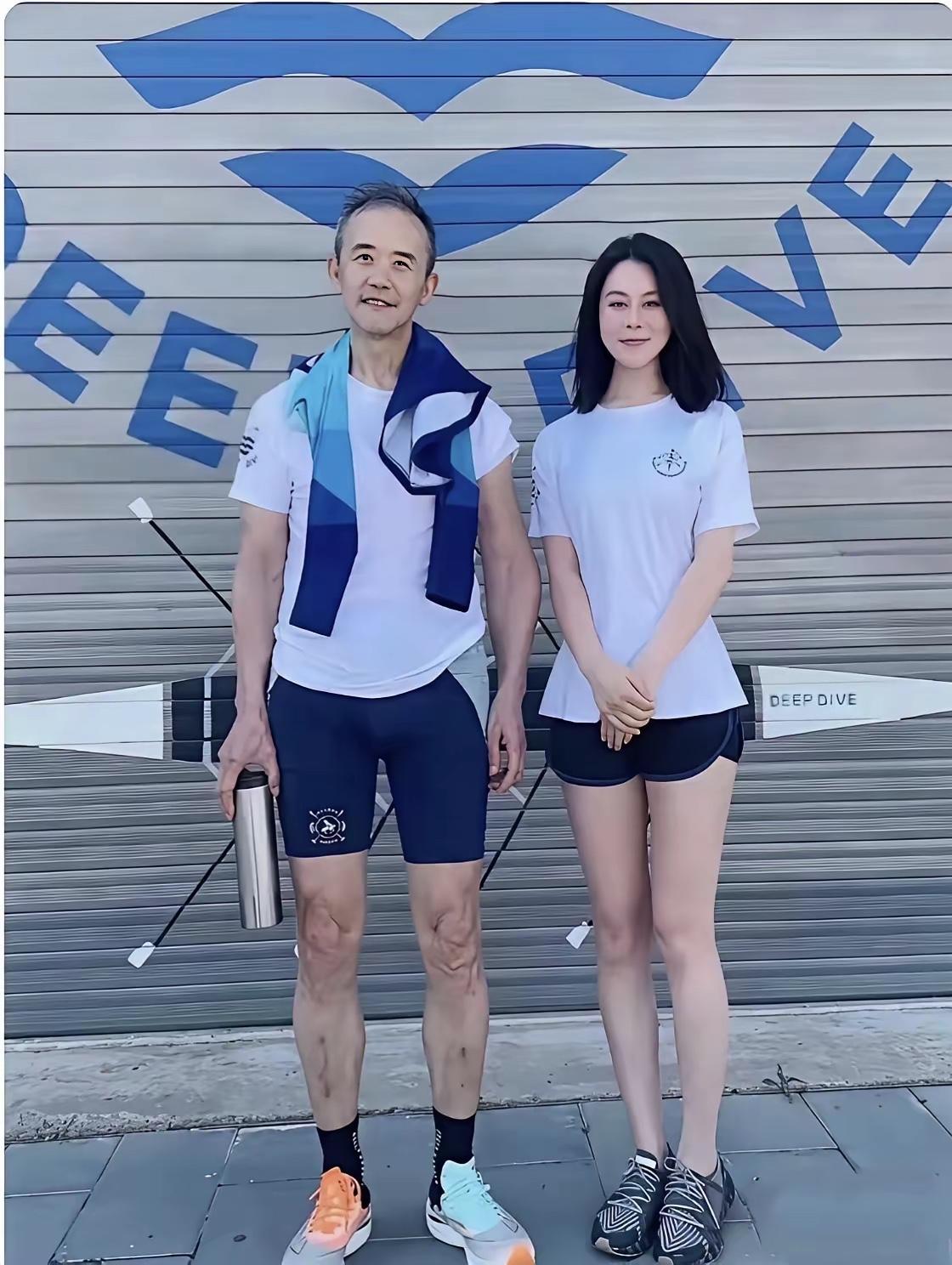 王石看上去还是非常年轻他，旁边女士是谁？