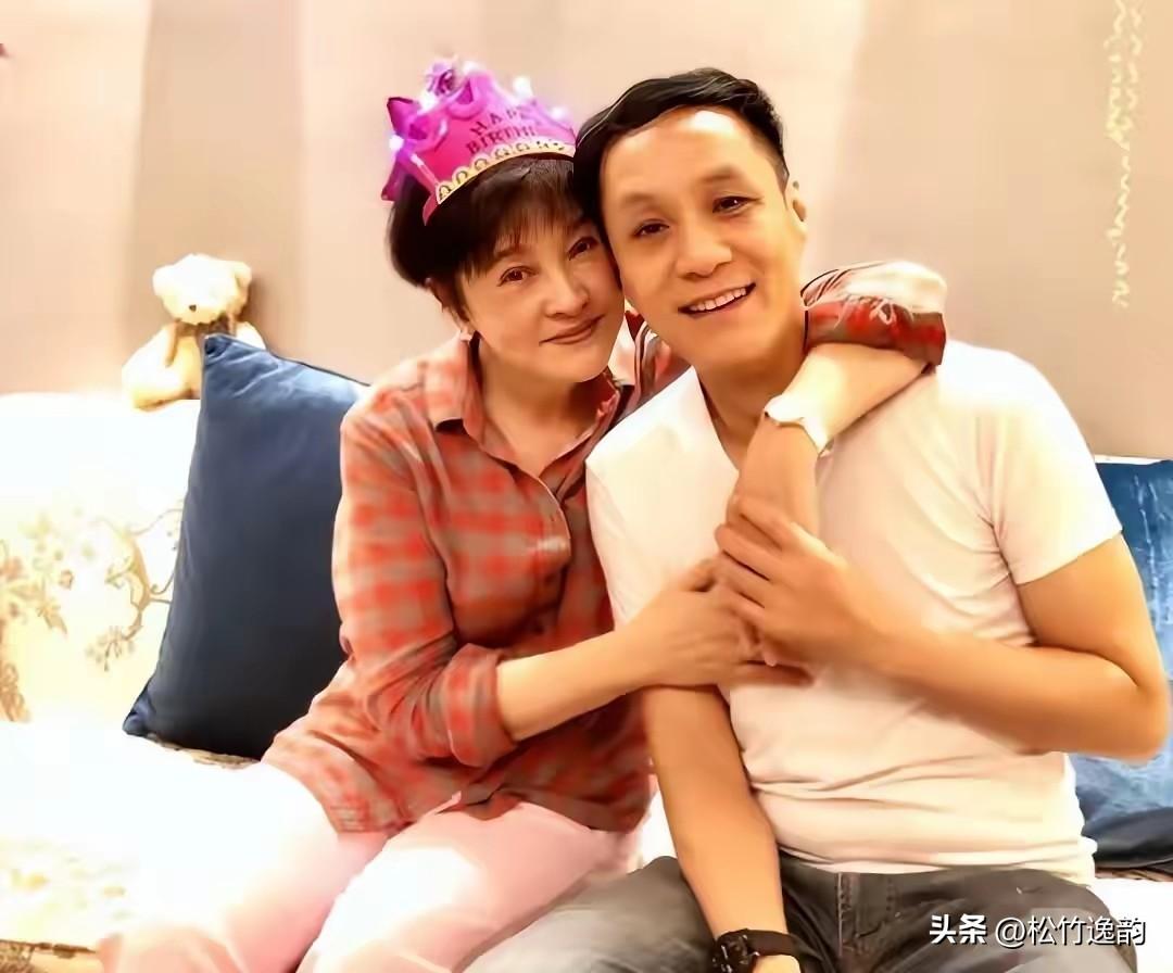 冯远征说后悔丁克了。
这句话说出来，全网都在骂他矫情。
但你仔细想想，真正让人后