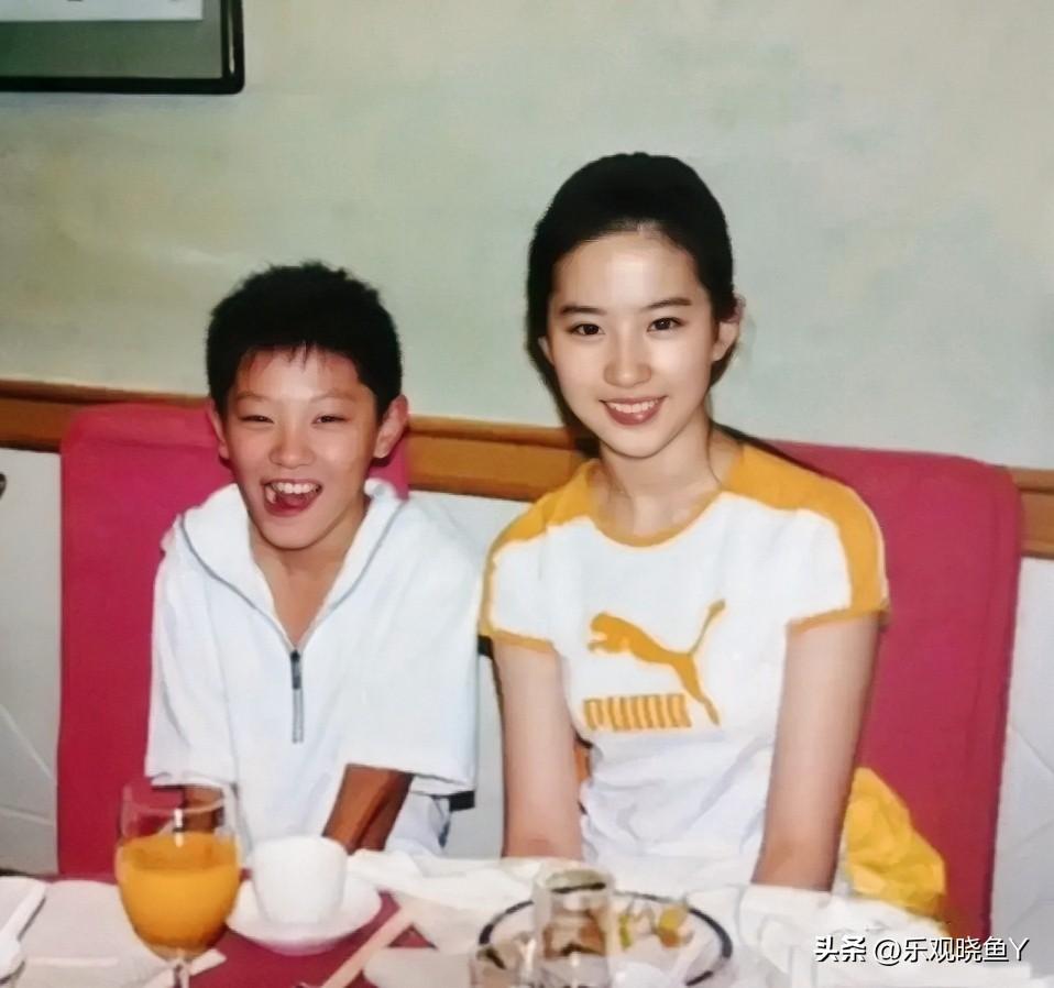 二十多年前，在餐桌上用餐的神仙姐姐刘亦菲与小男孩。那时候的刘亦菲明眸皓齿，美到发