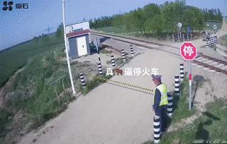 大爷驾驶电三轮车过火车道口，硬生生把火车给逼停了！
看到磨磨蹭蹭的大爷，这让道口