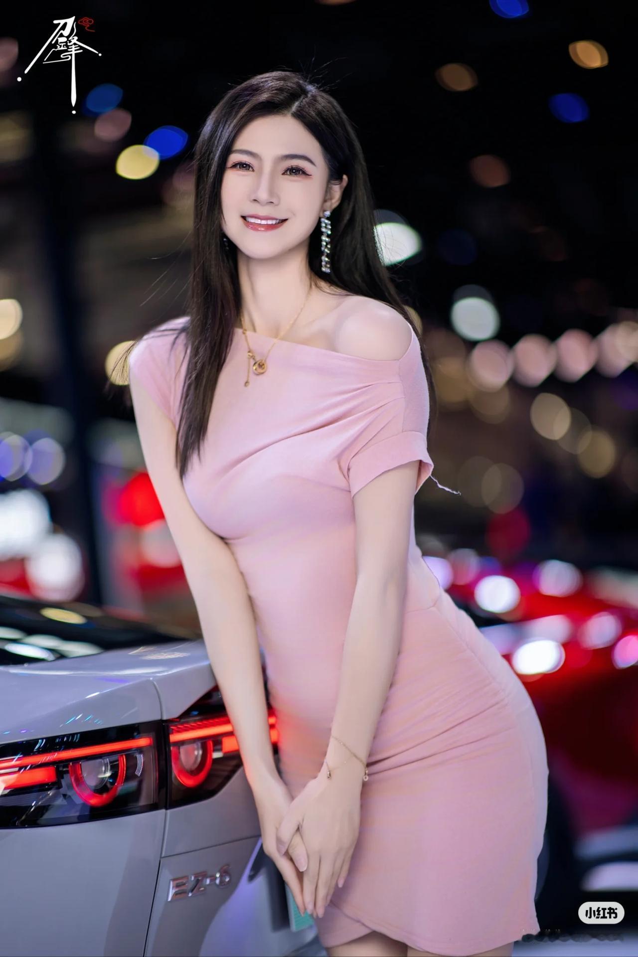 冬日生活打卡季美女车模穿搭写真