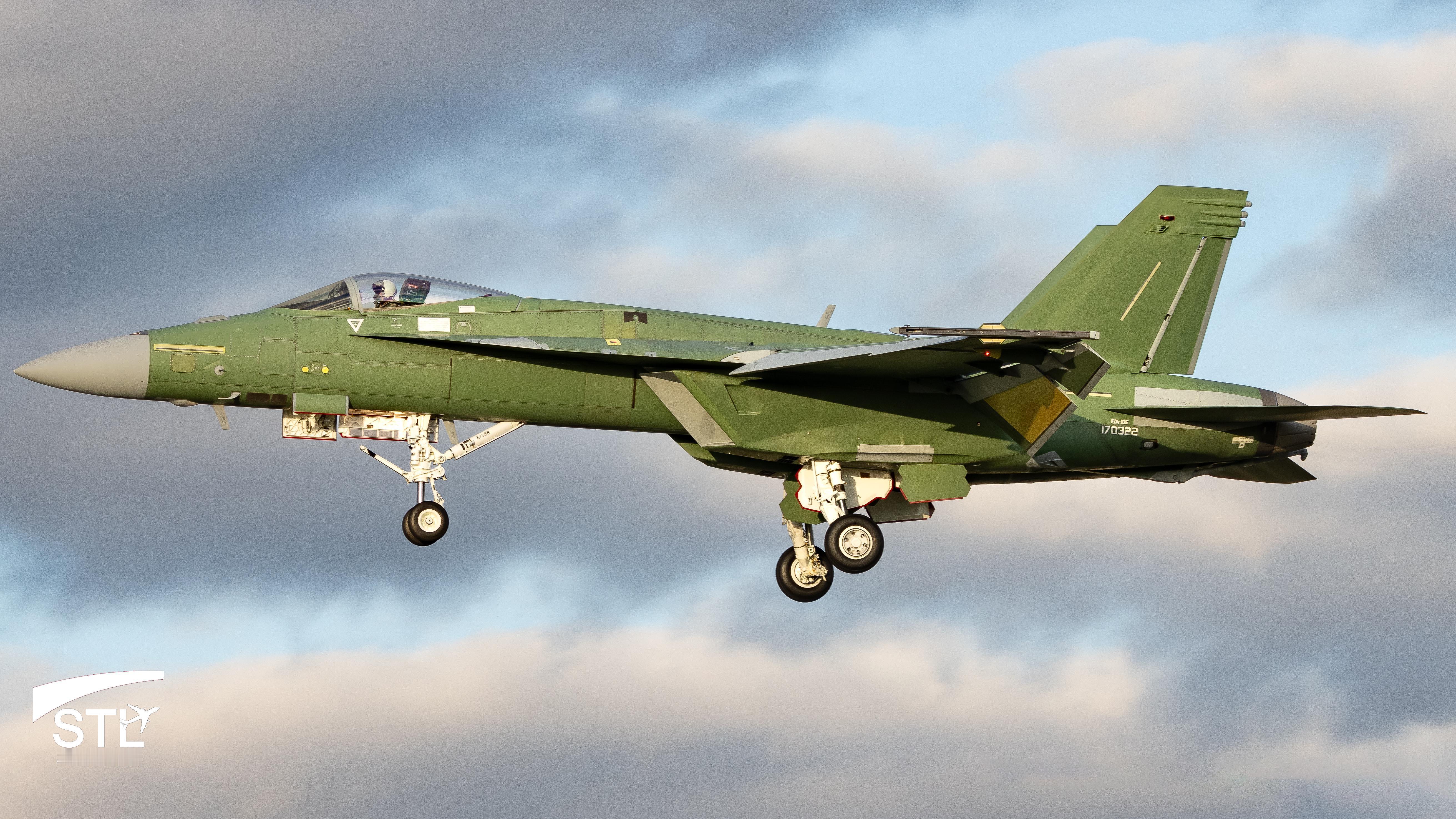 新出厂的绿皮F-18E，这是还在生产改进的F/A-18E/F blockIII型