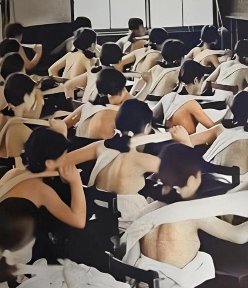 1938年，日本国内，高中生上课一丝不挂地接受军国主义的熏陶时，留下的老照片，镜