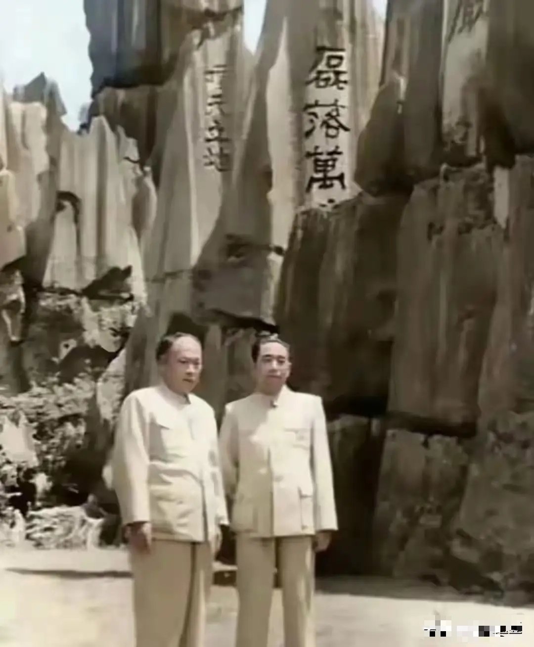 和周总理合影的这位同志，有人知道他是谁吗 