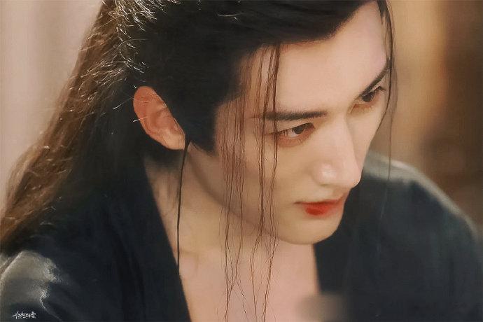《春花焰》深刻洞察观众情感，刘学义饰演的慕容璟和，完美诠释古代霸道总裁形象。其威