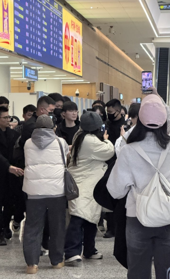 见面会！网友成都机场偶遇Faker 遭诸多粉丝包围2025LPL 英雄联盟S15