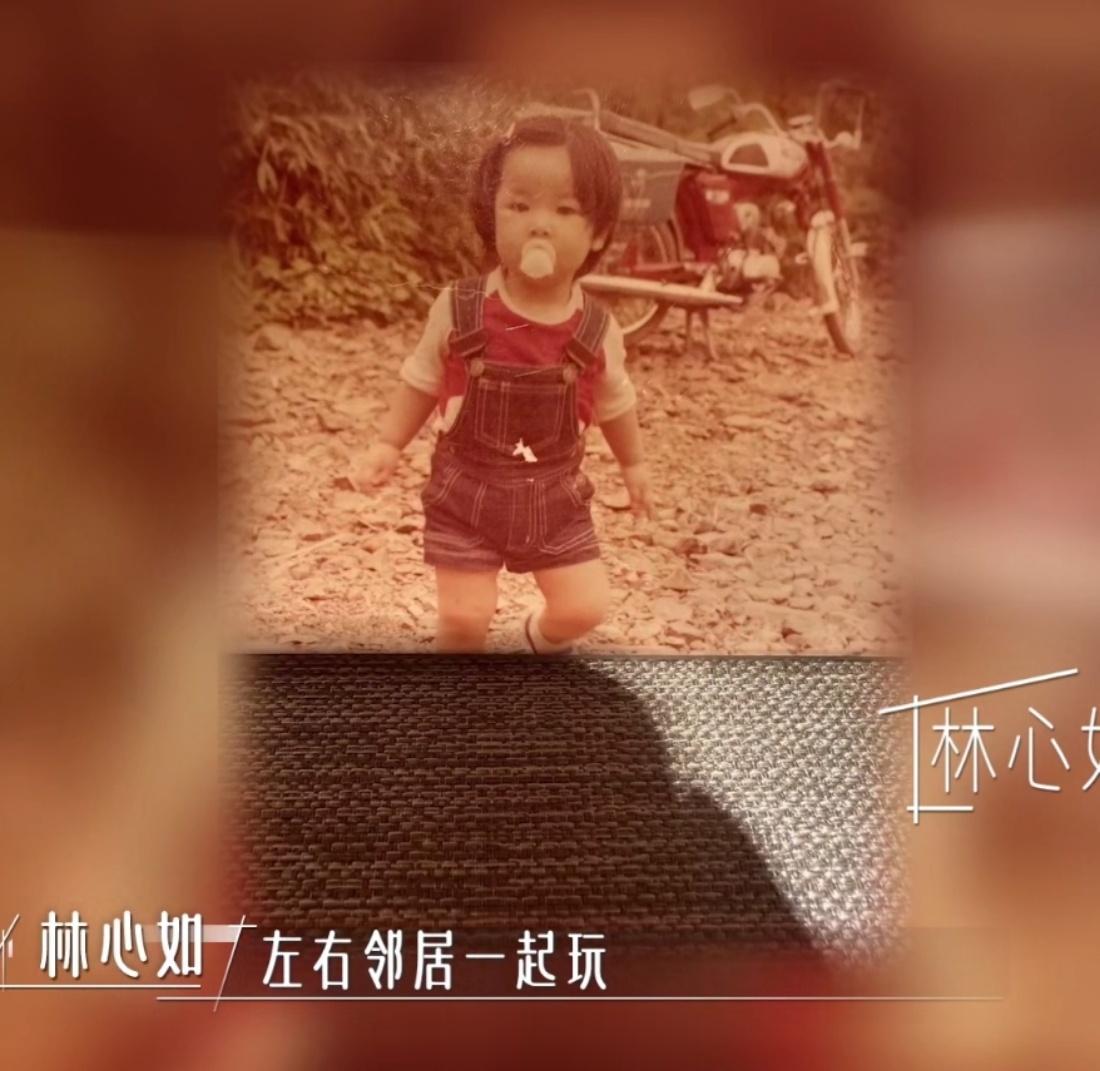 #林心如[超话]#[鲜花]#林心如额前编发# 林心如最新小时候的照片第一次见[笑