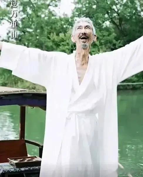 在鹿鼎记中扮演“胖头陀”的香港演员车保罗，用自己40年的演艺经验在小视频里扮演了