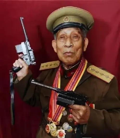 山东99岁老人，持双枪多年，无人敢缴！
滕西远，1925年10月出生于山东济南市