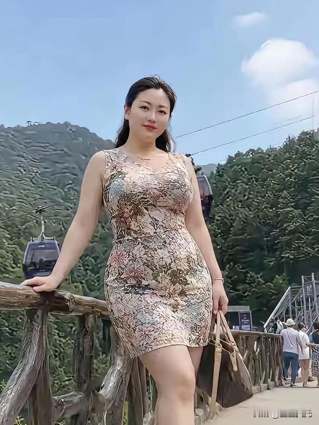 就偏爱这种气质美人，一米八高挑身形，丰满微胖体态，人到中年自带成熟韵味，换作是你