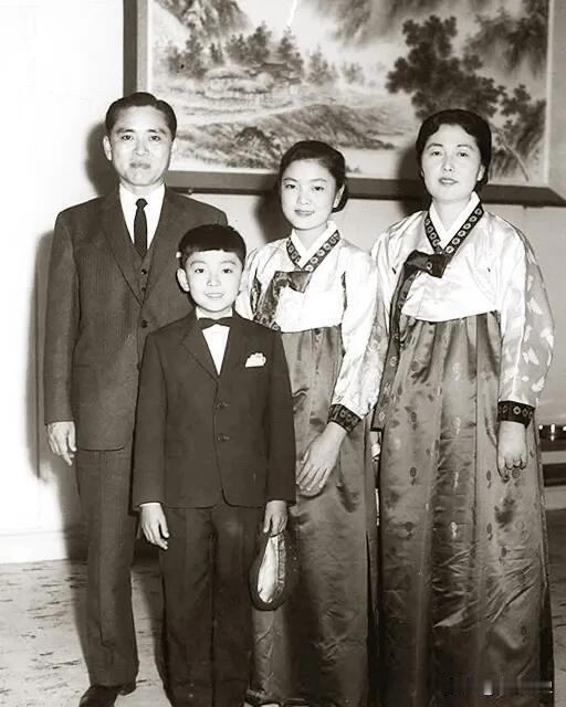 三星皇太后 洪罗喜 妥妥人間富貴花劇本人設||

洪罗喜홍라희1945年七月十五