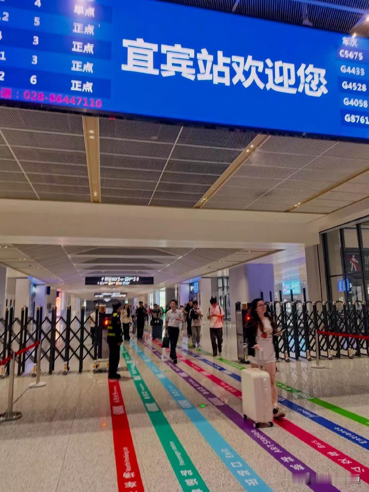 凌晨3:00，第二批来宜宾过节的游客抵达！宜宾的道路开始拥堵了起来