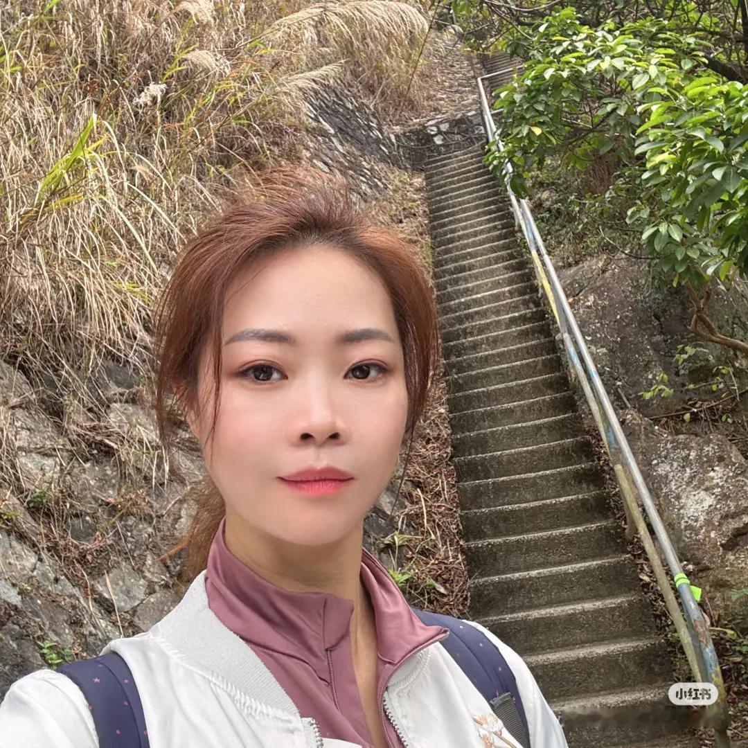 话说香港近几年就推出了许多样靓身材正，气质也相当不错的新晋博主，而小草就是其中之