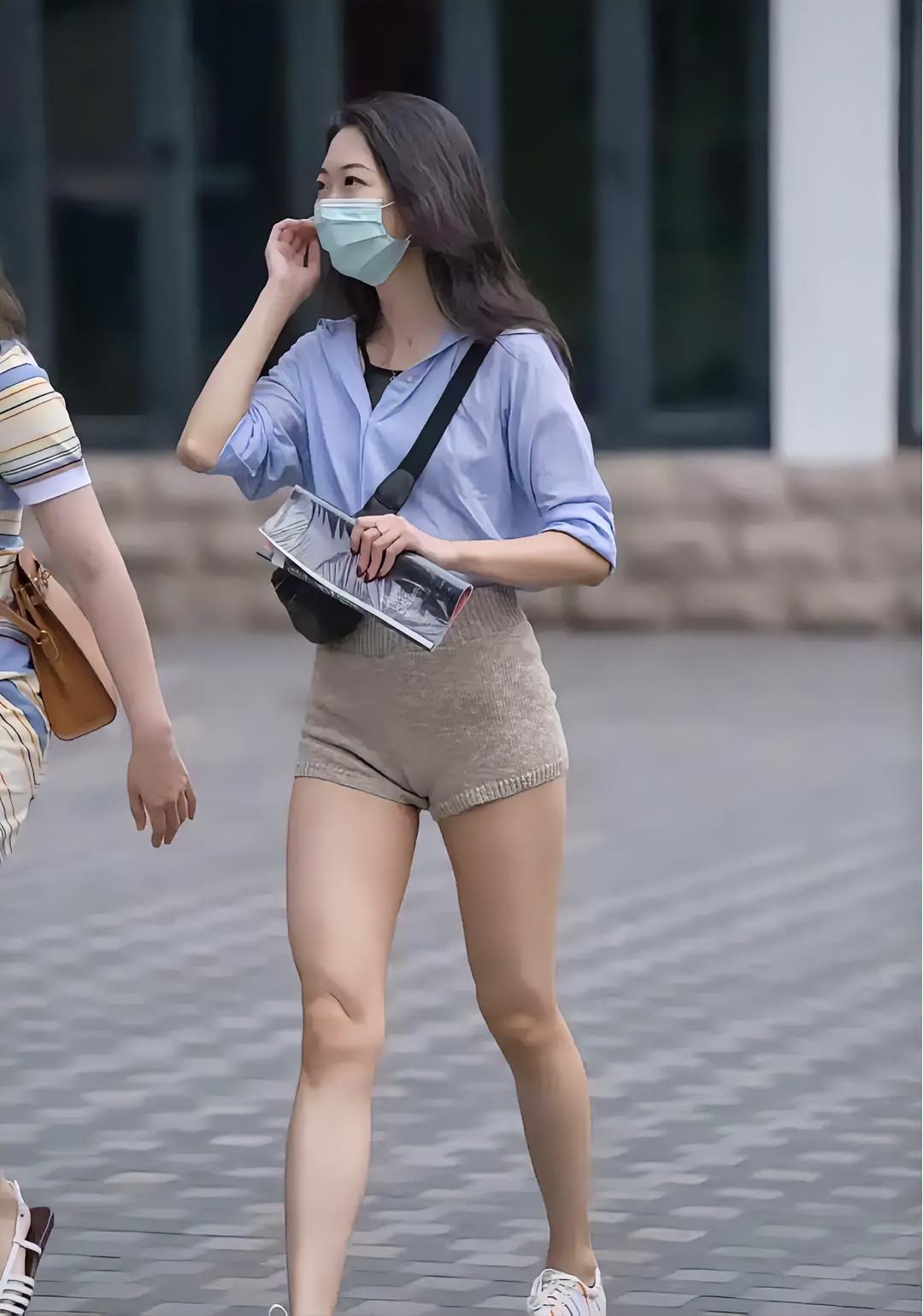 她到底冷还是热？说她冷她穿裤衩，说她热，她穿毛裤衩。