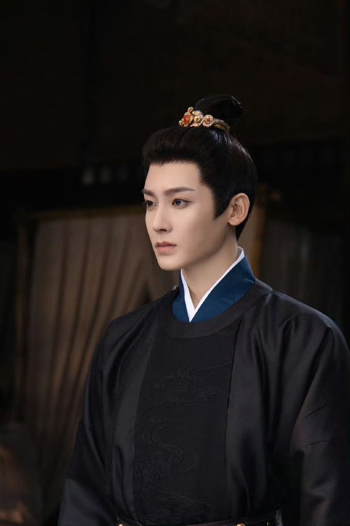 侯明昊人生妆造上新了，天选古风小生是谁懂