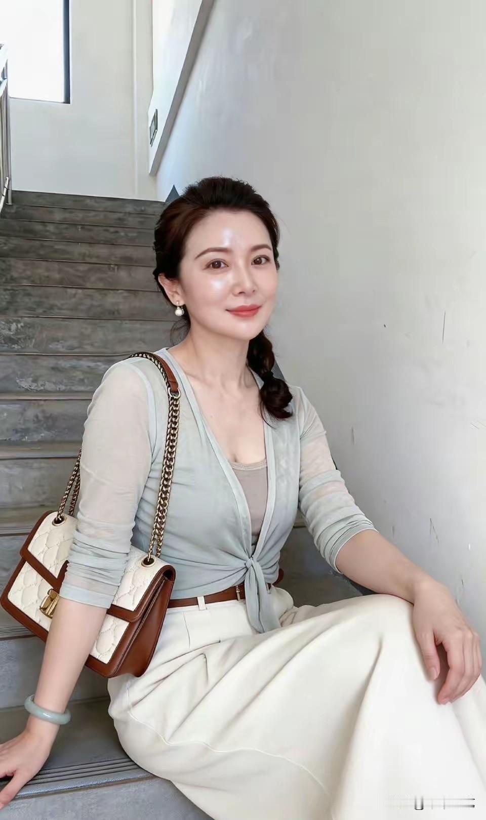美人在哪里，哪里就是最美的风景，哪怕是破旧的楼梯间。