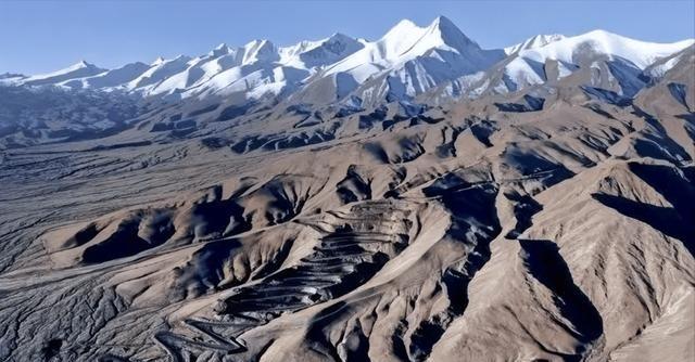 1963年中巴签署边界协定，按照喀喇昆仑山分水岭进行划界，巴基斯坦同意将原来被英