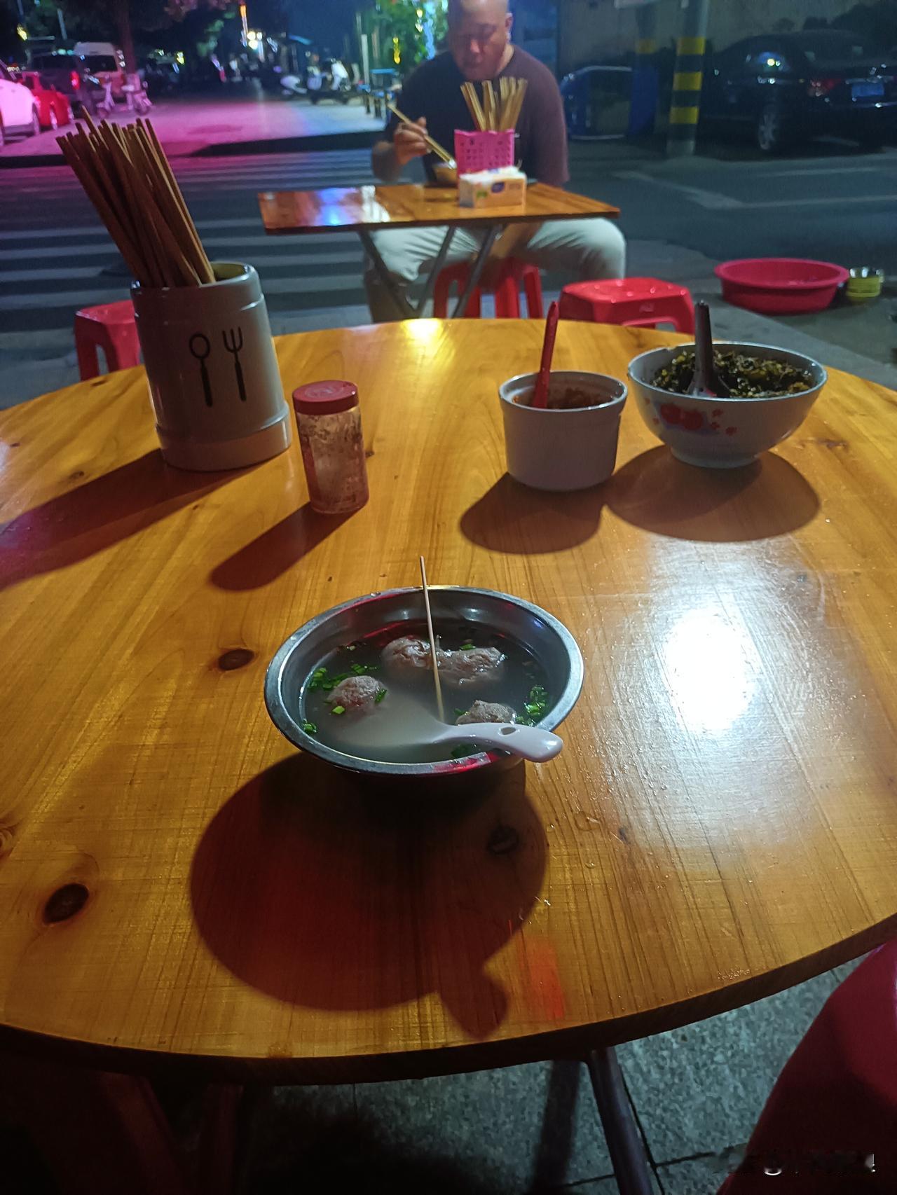 2026年，七月9号晚，到散步回家时感却肚子很饿到夜宵滩吃了个牛肉丸。