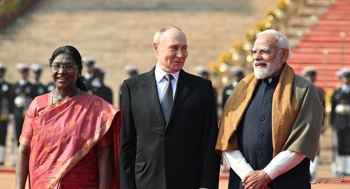 【德媒：西方因普京访问而侮辱印度】

12月5日，德国《明镜》周刊撰文称，欧洲外