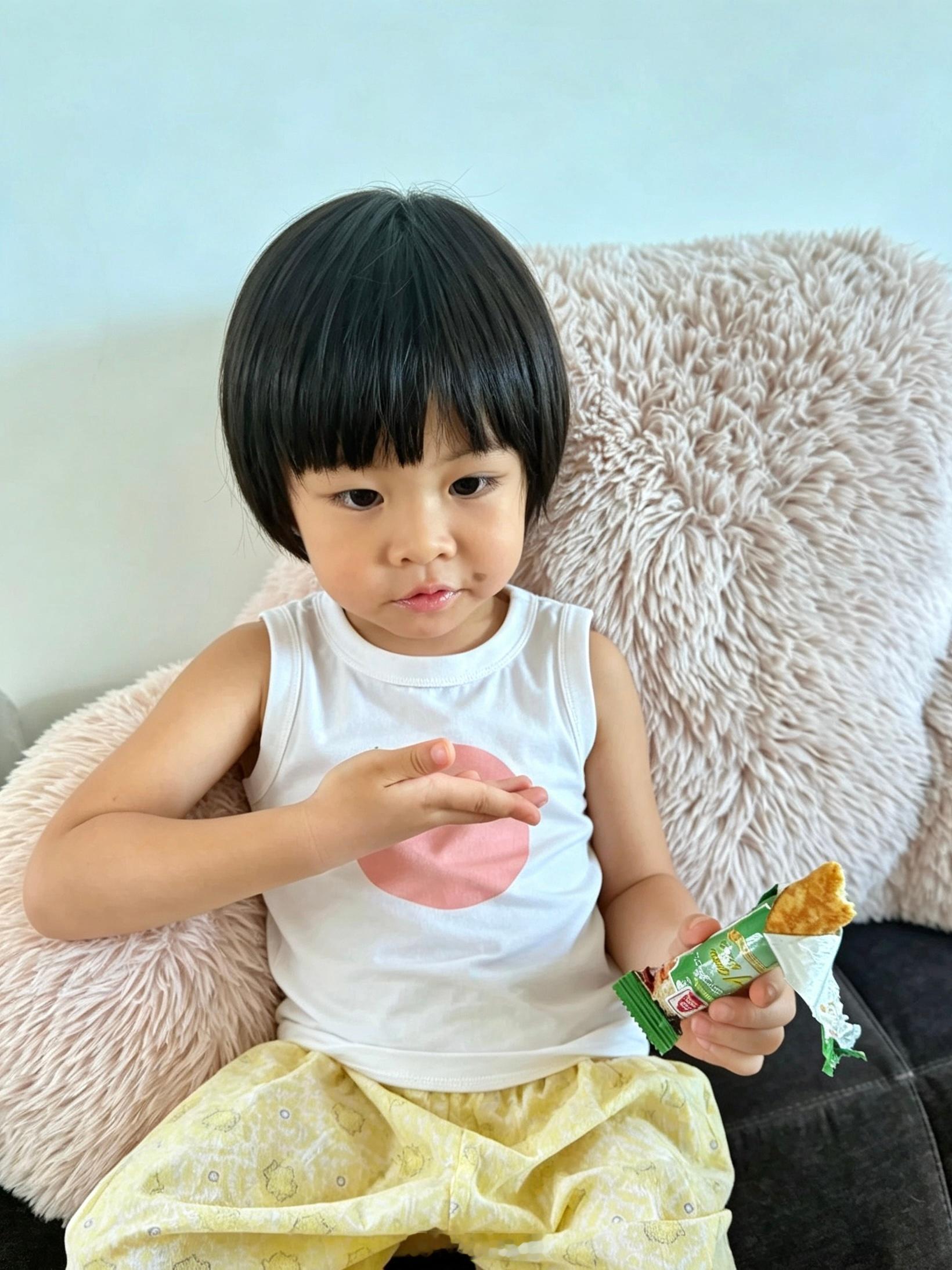 美女就是如此优雅，吃零食要用手接着碎碎（一滴都没接到，全撒沙发上了） 