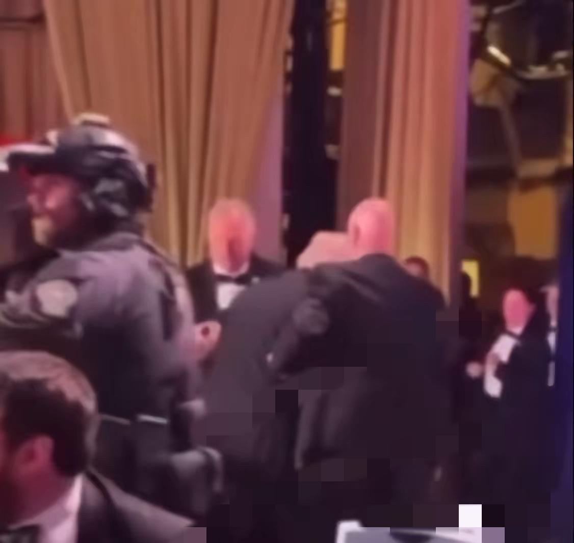 白宫晚宴枪响之后，副总统万斯居然先跑了，关键时刻也不招呼特朗普一声。视频显示，安