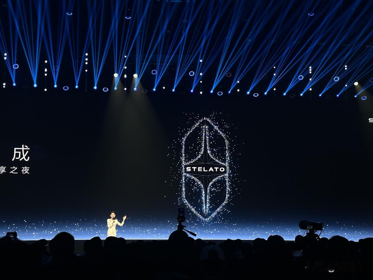 今晚在北京雁栖湖国际会展中心，余承东、张建勇共同发布了享界星标“寰宇之星”。
