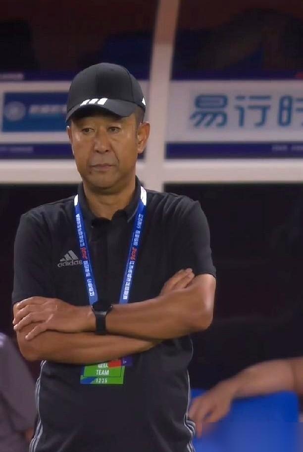 五连败、一分没拿的垫底烂牌，换个外教，转脸就把卫冕冠军逼出了个平局。

看国内低