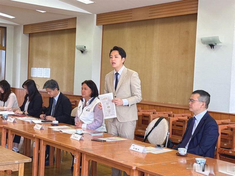 罗智强、徐巧芯赴日考察被批“薪水小偷”

国民党立委罗廷玮、罗智强、徐巧芯、王育