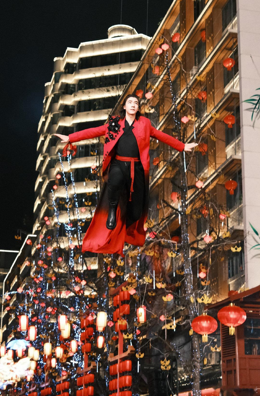 此沙骑马出场此沙骑马出场那画面，直接帅炸。骏马奔腾间，他身姿矫健，仿佛从武侠世界