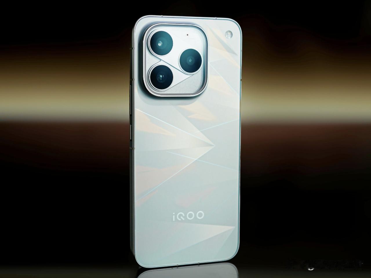 iQOO 16正式发布，具体价格如下：

12GB+256GB售价5999元/补