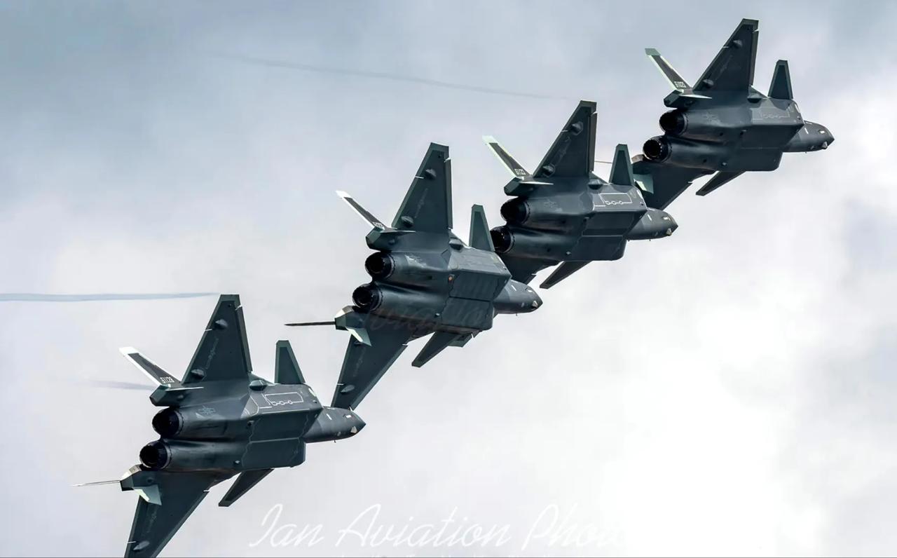 5代机4机编队，从航展出现的歼20来看，其量产规模恐怕已经相当可观了，工艺方面也