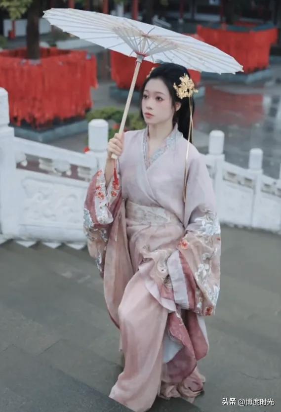 体操世界冠军吴柳芳
还清40万债务
令人感慨万千
她家境贫寒
父母小店生意不佳