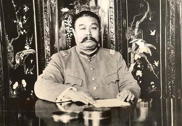 民国副总统黎元洪寄住在部下家中，半夜突然发现自己的裤子湿了，他急忙掀开被子坐起来