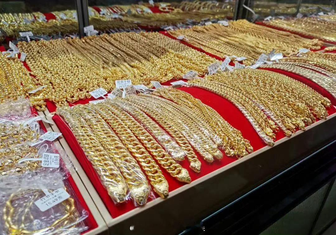 金价暴跌有人一夜亏47万 这个话题就有点标题党了，哪有这么夸张？有涨有跌，有赚有