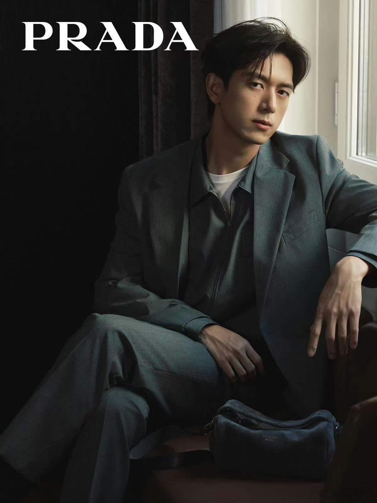 杨幂李现晒Prada邀请函杨幂李现米兰时装周造型 杨幂李现 期待两位代言人今晚闪