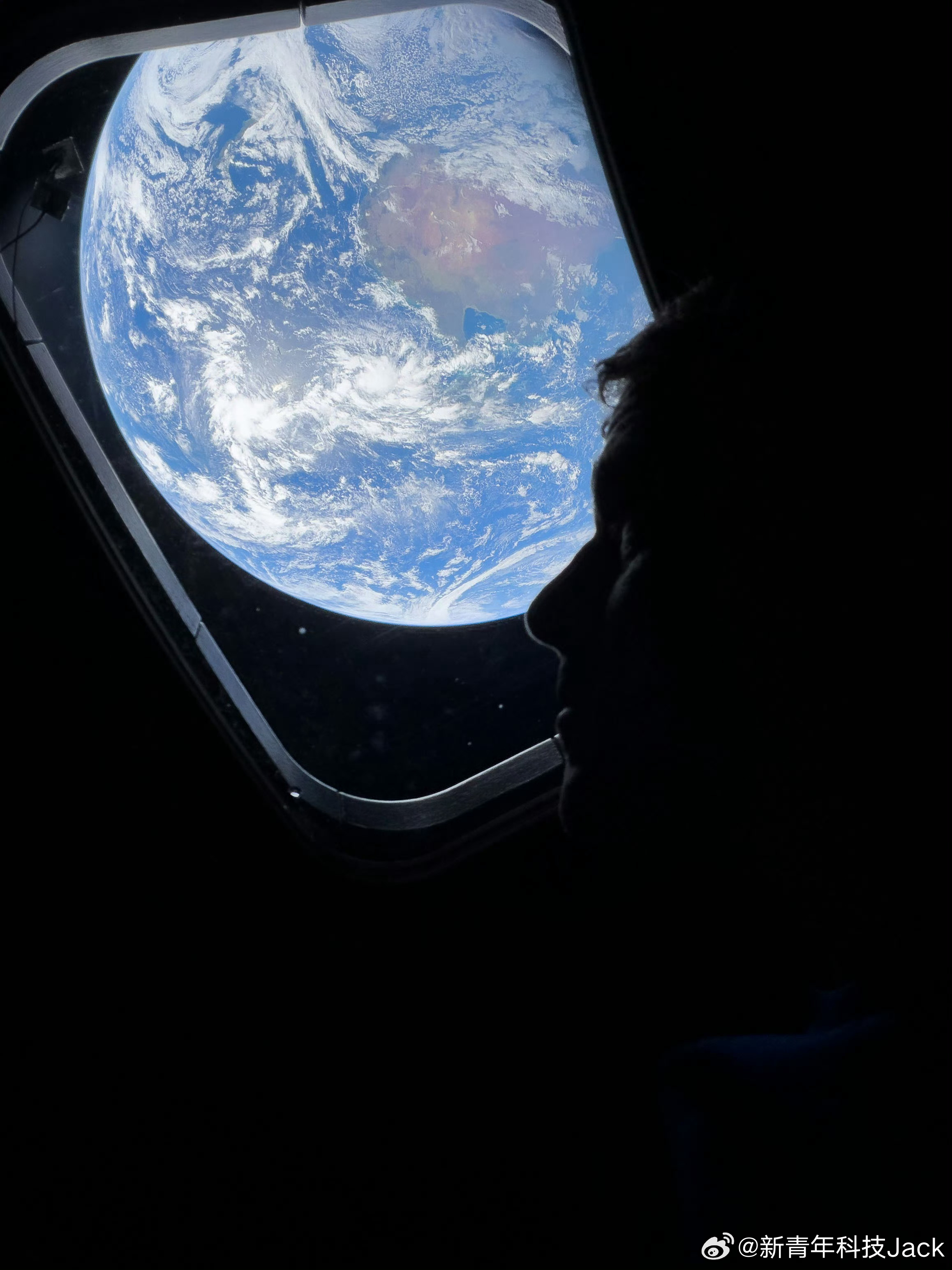 从阿尔忒弥斯2号看向地球使用iPhone17 Pro Max拍摄朋友说NASA这